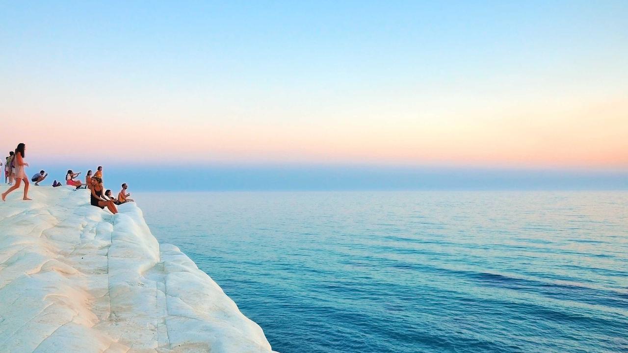 Dünyanın Dört Bir Yanından Büyüleyici Turistik Yerler: Keşif Rehberiniz