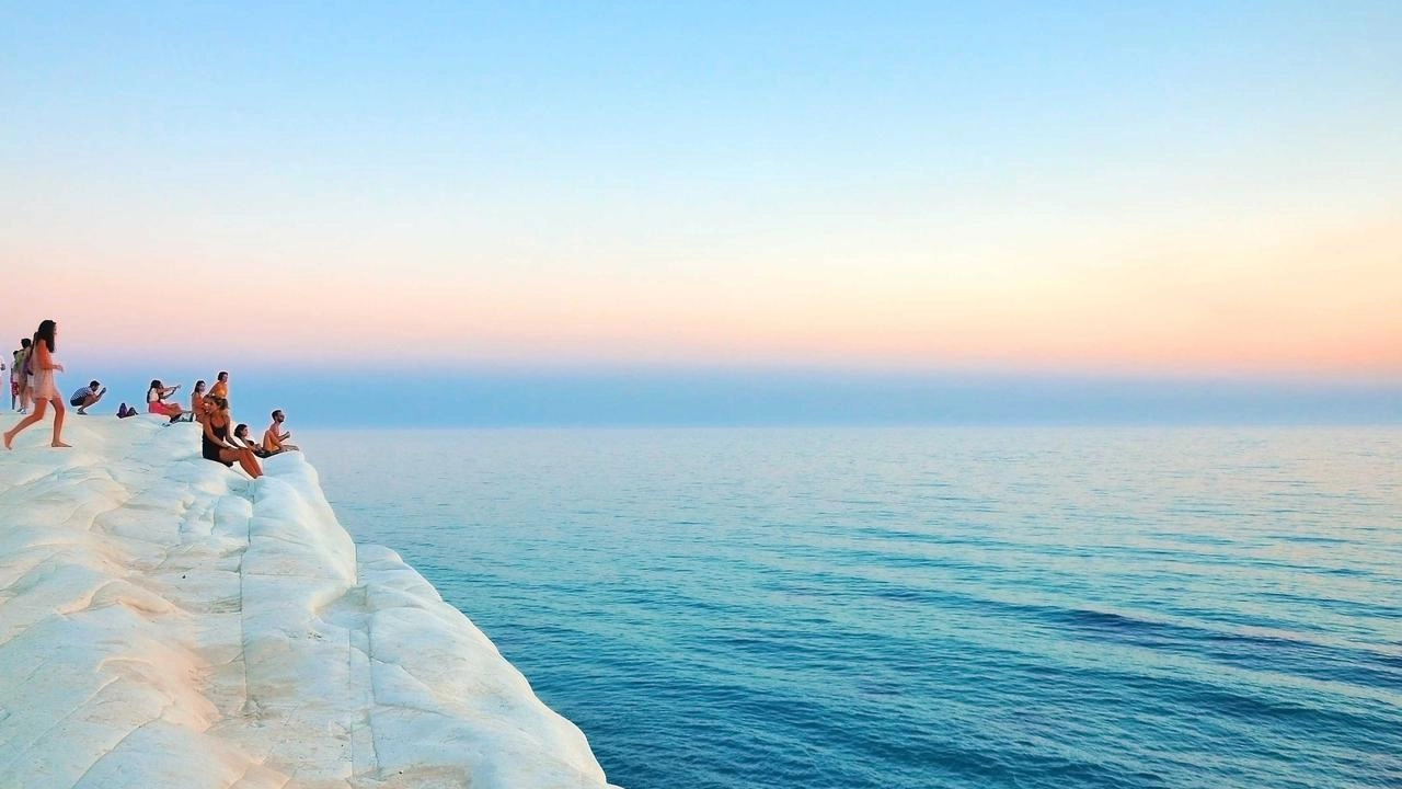 Dünyanın Dört Bir Yanından Büyüleyici Turistik Yerler: Keşif Rehberiniz